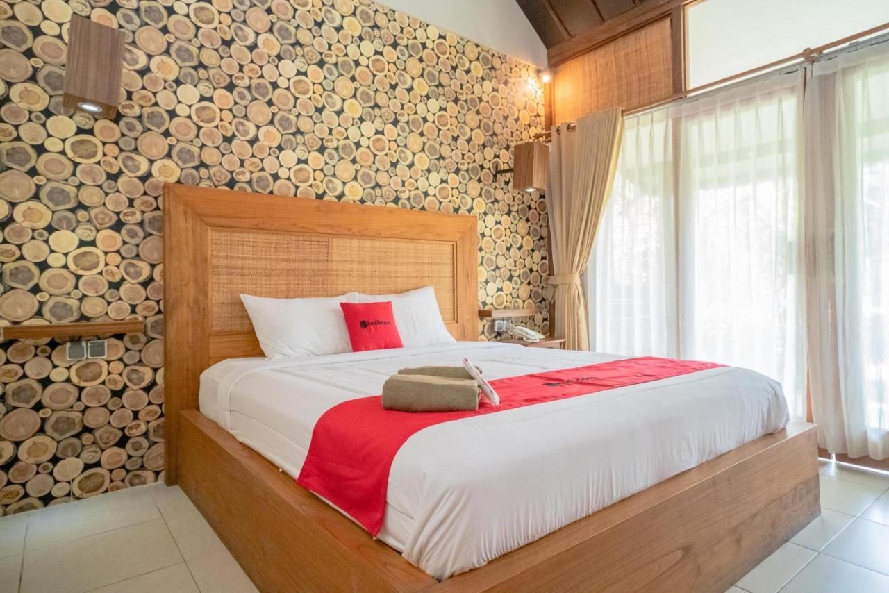 Отель Reddoorz Plus @ Raya Senggigi Lombok Экстерьер фото