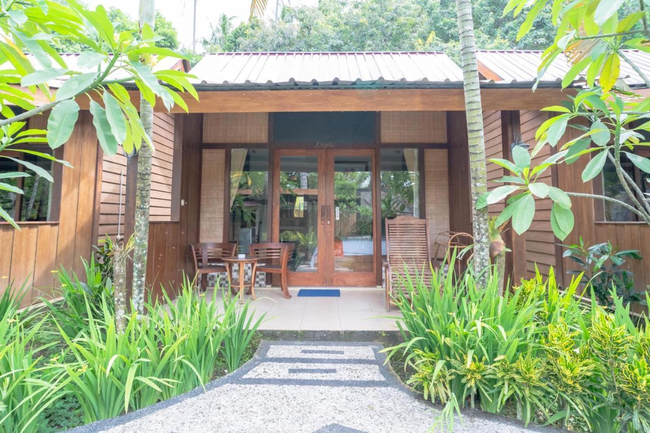 Отель Reddoorz Plus @ Raya Senggigi Lombok Экстерьер фото