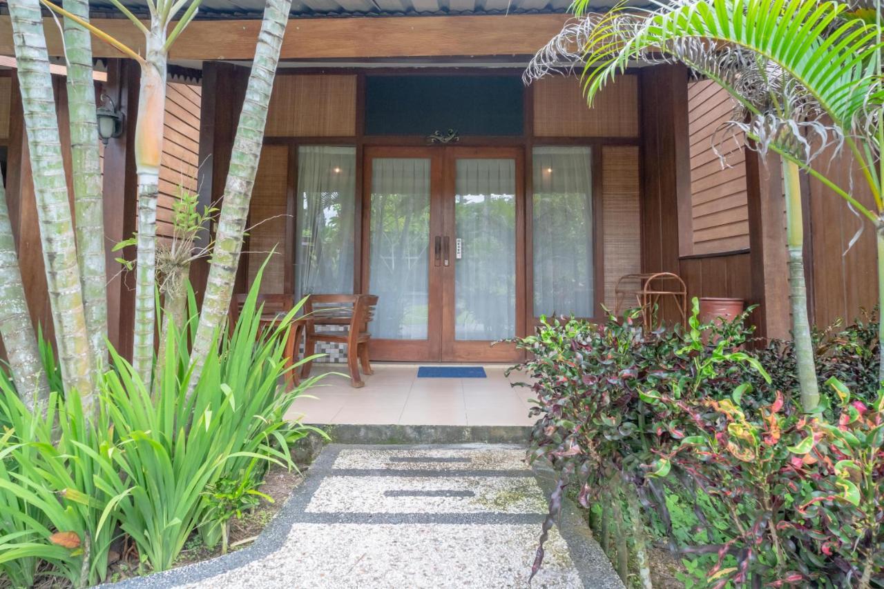 Отель Reddoorz Plus @ Raya Senggigi Lombok Экстерьер фото