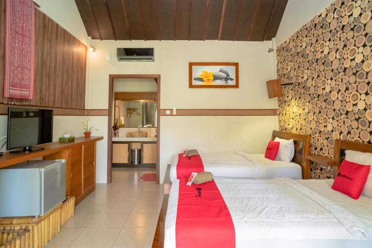 Отель Reddoorz Plus @ Raya Senggigi Lombok Экстерьер фото