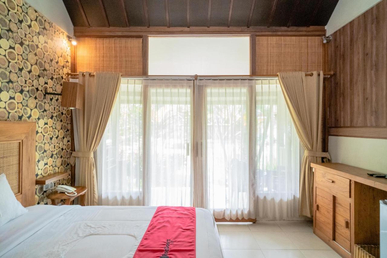 Отель Reddoorz Plus @ Raya Senggigi Lombok Экстерьер фото