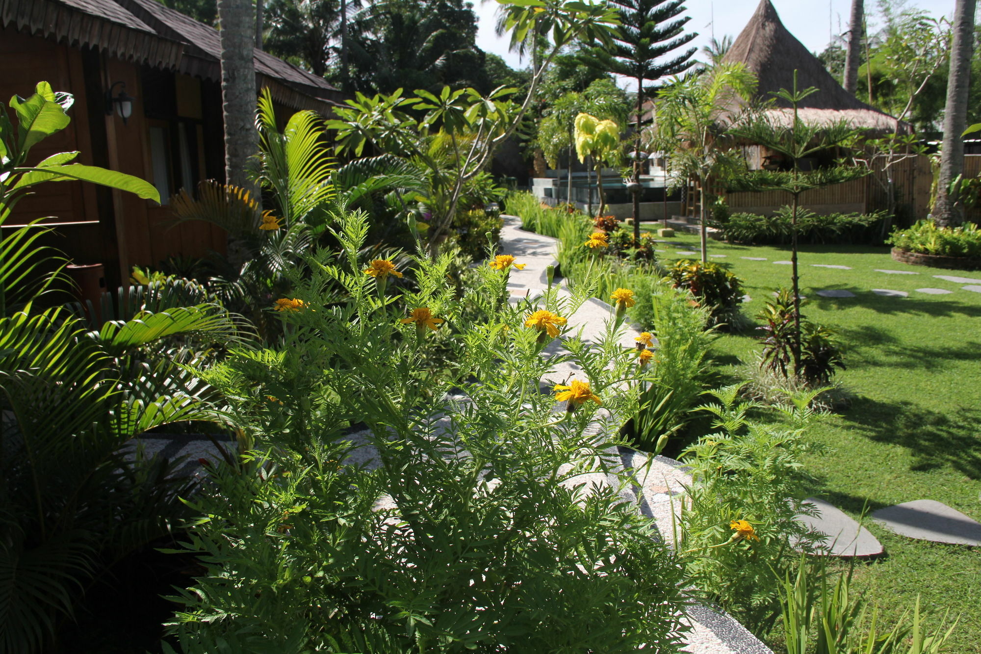 Отель Reddoorz Plus @ Raya Senggigi Lombok Экстерьер фото