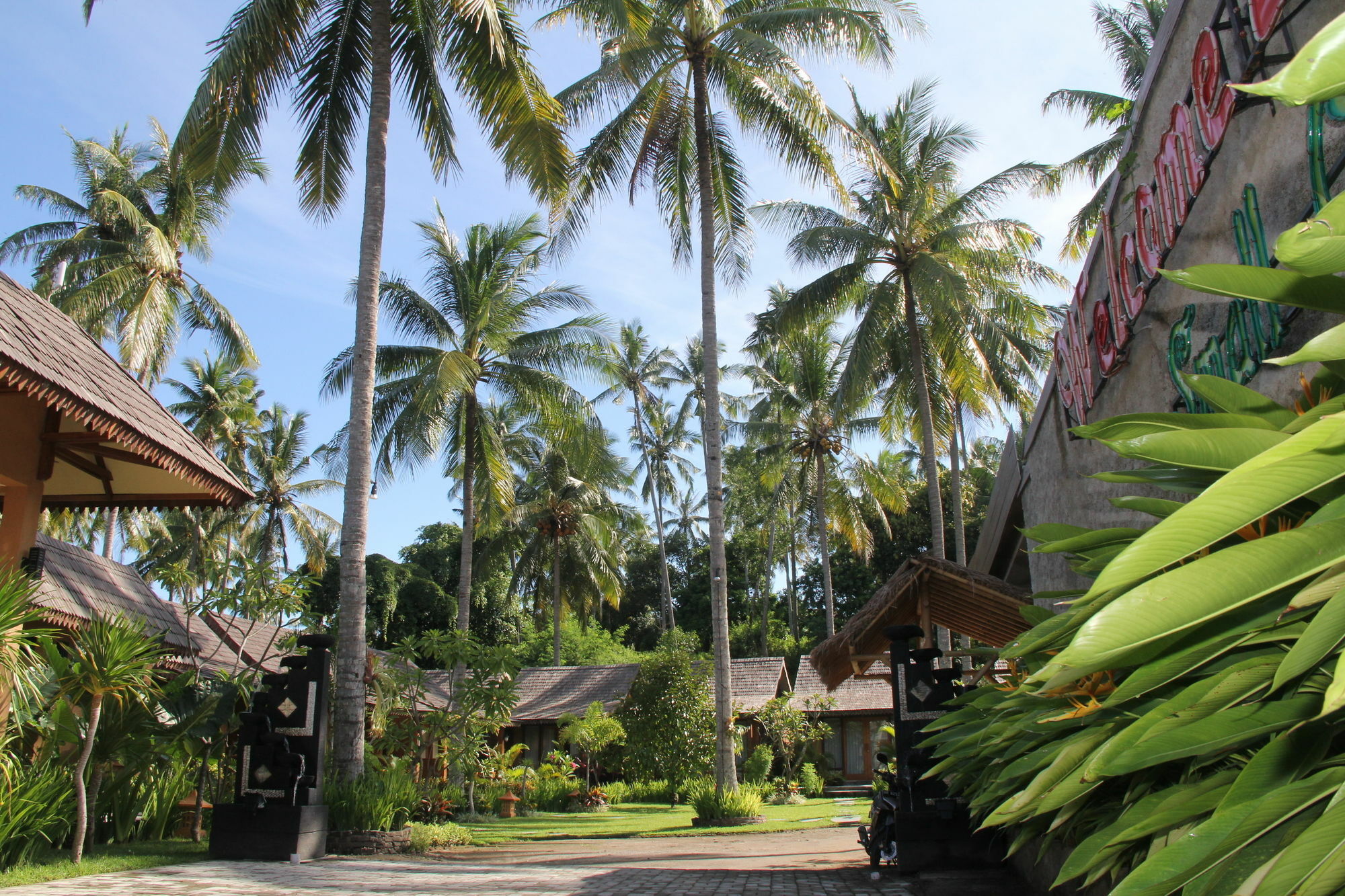 Отель Reddoorz Plus @ Raya Senggigi Lombok Экстерьер фото