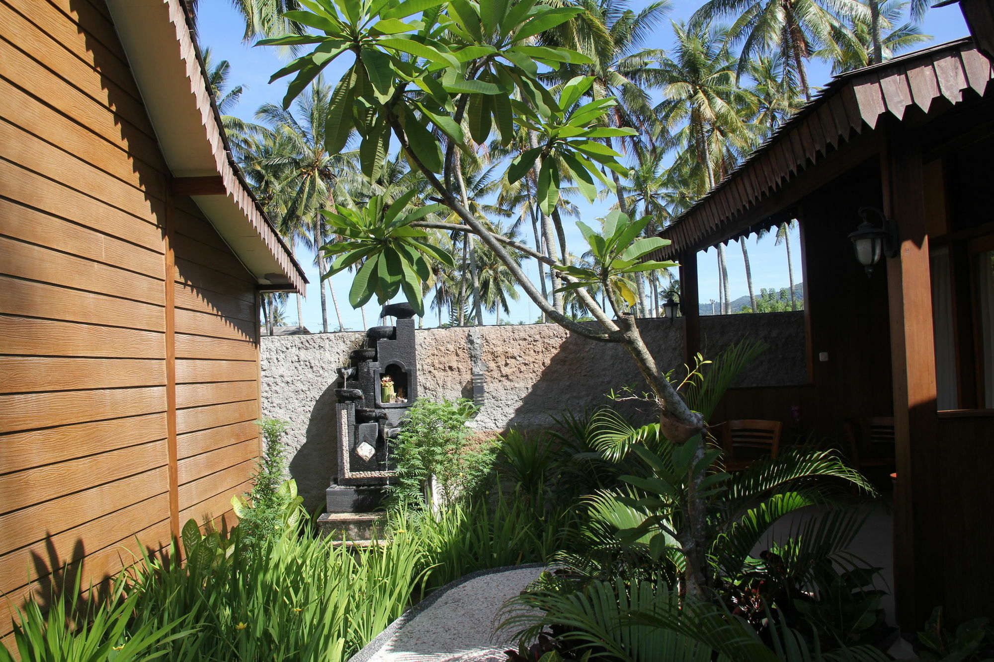 Отель Reddoorz Plus @ Raya Senggigi Lombok Экстерьер фото